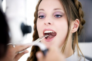 Speichel der Frau ändert seine Zusammensetzung mit den Jahren