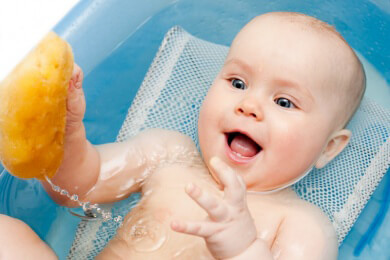 Wasser reicht für Babys Haut