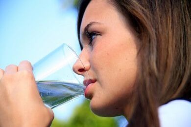 Wasser trinken hat keinen positiven Einfluss auf die Haut