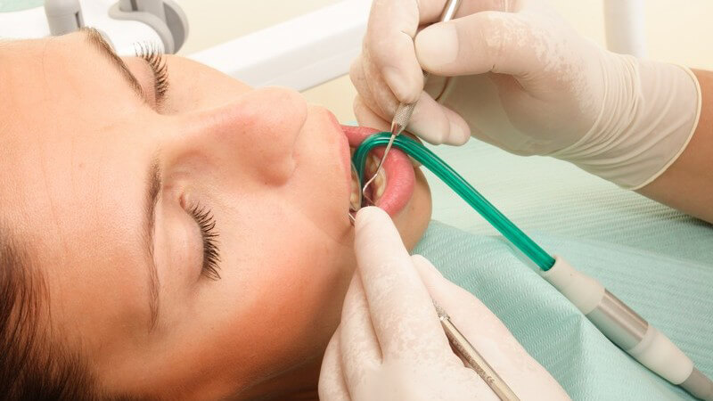 Nahaufnahme Patientin bei Zahnarztuntersuchung