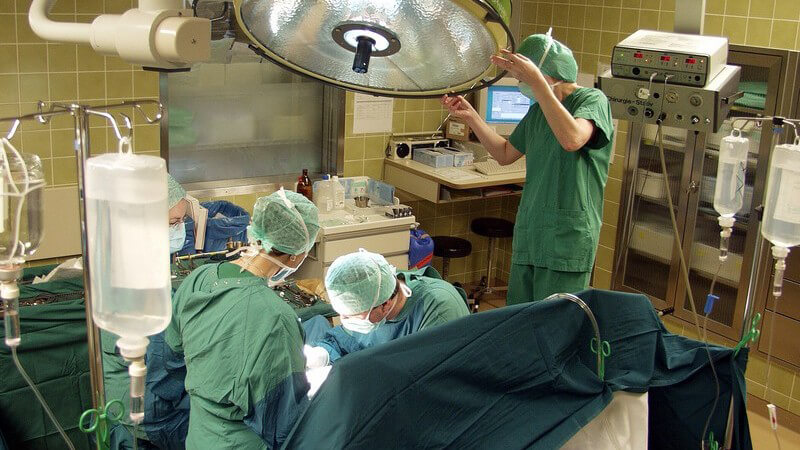 Vier Ärzte bei Operation im Operationssaal