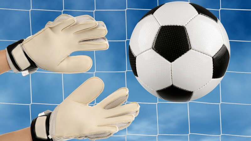 Fußball: Hände eines Torwarts bei Abwehr