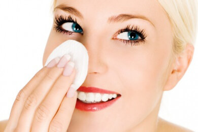 Gesichtswasser mit Alkohol nicht im ganzen Gesicht verwenden