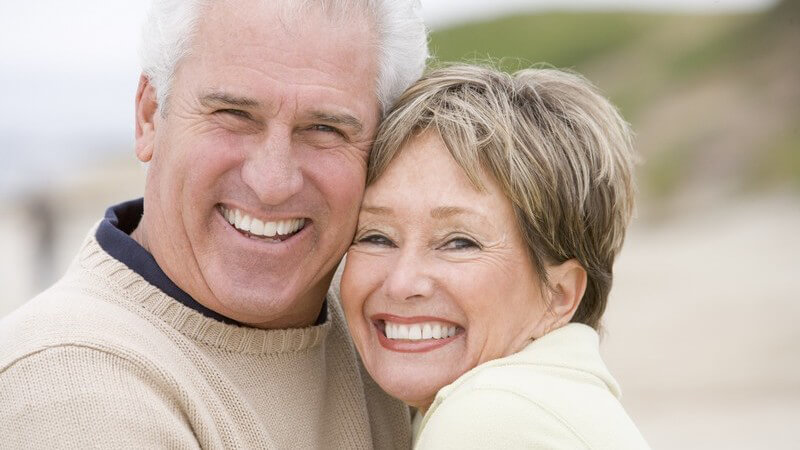 Älteres glückliches Paar, Gesicht an Gesicht, lächelnd