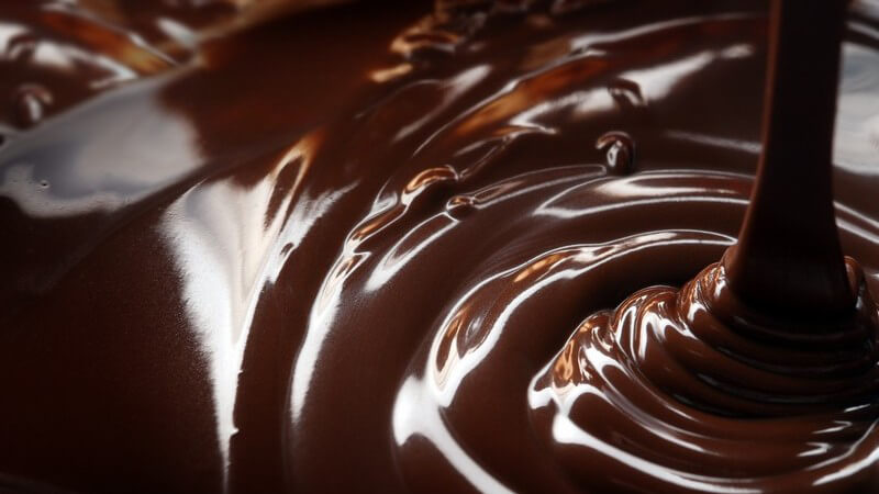 Schokolade wird in ein Behälter gegossen