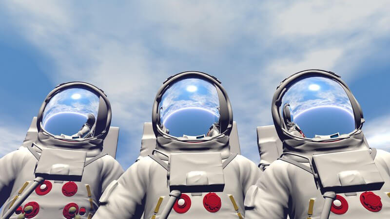 Drei Astronauten unter blauem Himmel
