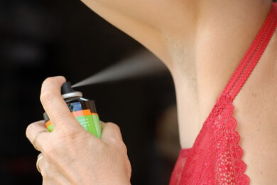 Die Etikette besagt, man soll Deospray nicht in Gesellschaft versprühen