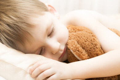 Nach dem Mittagessen brauchen Kleinkinder ihren Mittagsschlaf