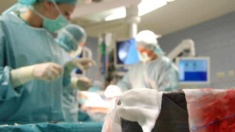 Ärzte im Operationssaal bei Operation