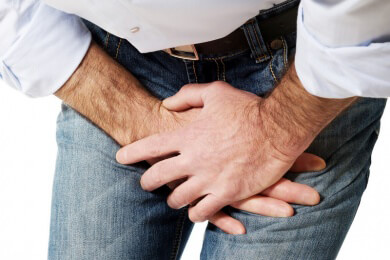 Bei plötzlich auftretenden starken Schmerzen im Hoden ist sofort ärztliche Hilfe nötig