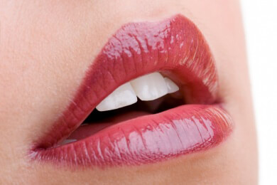 Wie man Silikonbrüste von echten Brüsten und Botox-Lippen von natürlichen Lippen unterscheidet