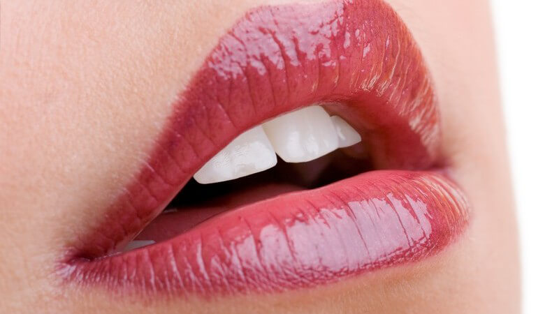 Rote, halb geöffnete Lippen mit Lipgloss