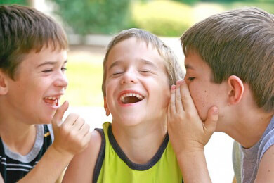 Taube Kinder mit Hörprothese leben zufrieden