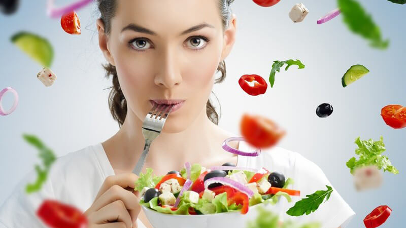 Gesunde Ernährung - Frau isst Salat