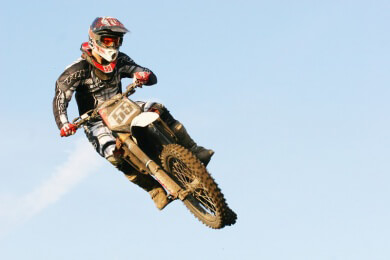 Stuntman springt auf Motorrad 56 Meter weit