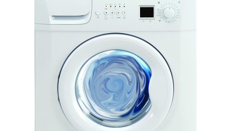 Weiße Waschmaschine auf weißem Hintergrund