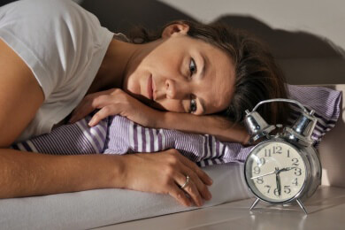 Wenn man morgens öfters mit einer eingeschlafenen Hand aufwacht