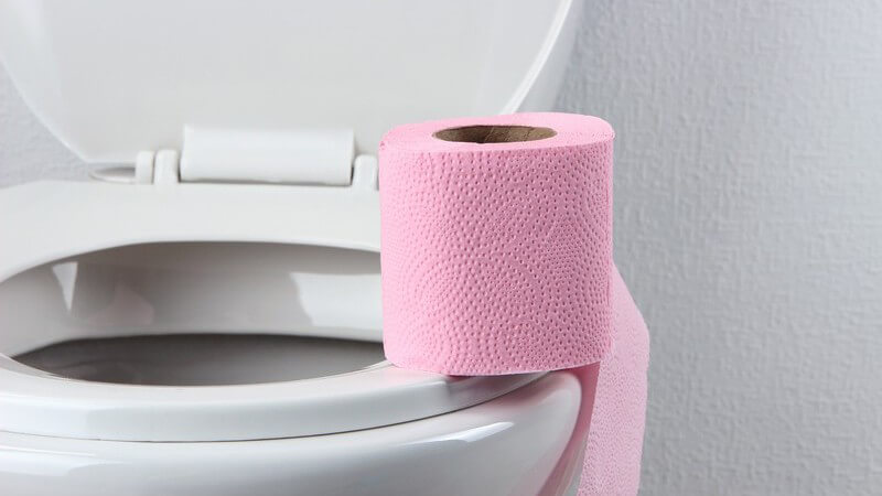 Rosa Toilettenpapierrolle auf einer Klobrille