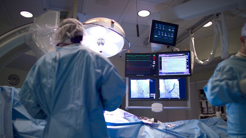 Ärzte im Operationssaal bei Operation
