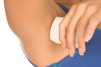 Rasur und atmungsaktive Kleidung: Mittel gegen Schweiß und Körpergeruch