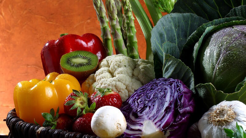 Auswahl an frischem Obst und Gemüse in einem Korb