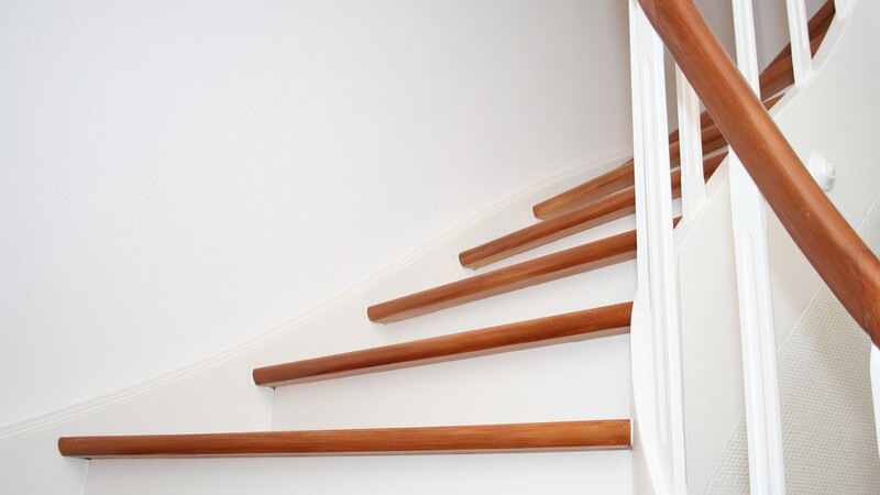 Weiße Holzwendeltreppe mit braunen Stufen