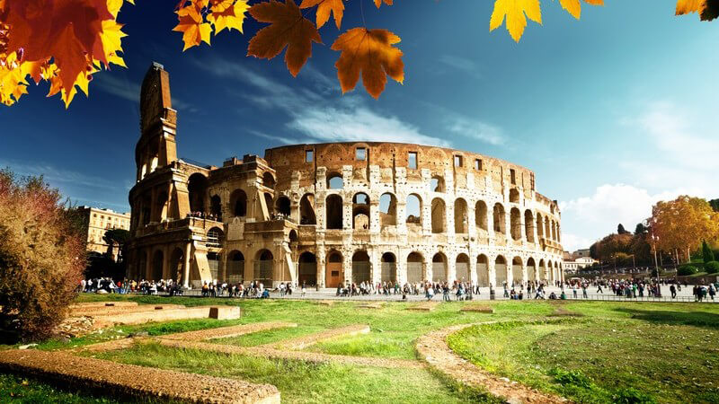 Blick auf das Kolosseum in Rom im Herbst