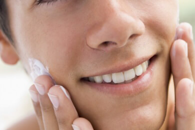 Nassrasur schafft das glattere Kinn