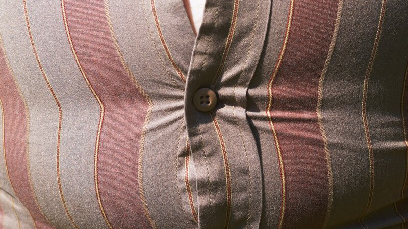 Nahaufnahme Bauch mit Übergewicht, Hemd spannt