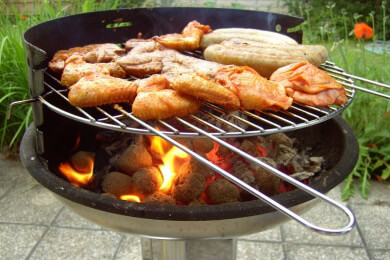 Der Grill gehört nach draußen