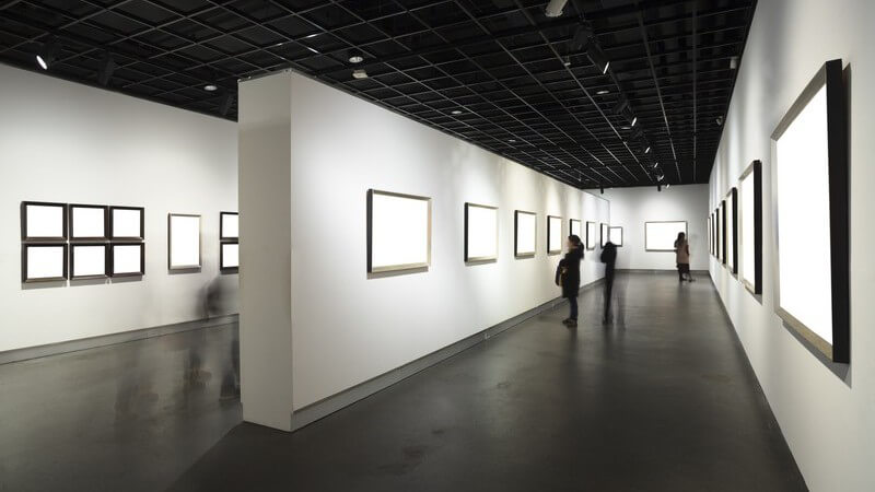 Besucher in einem Museum oder einer Kunstgalerie mit Bildern an der Wand
