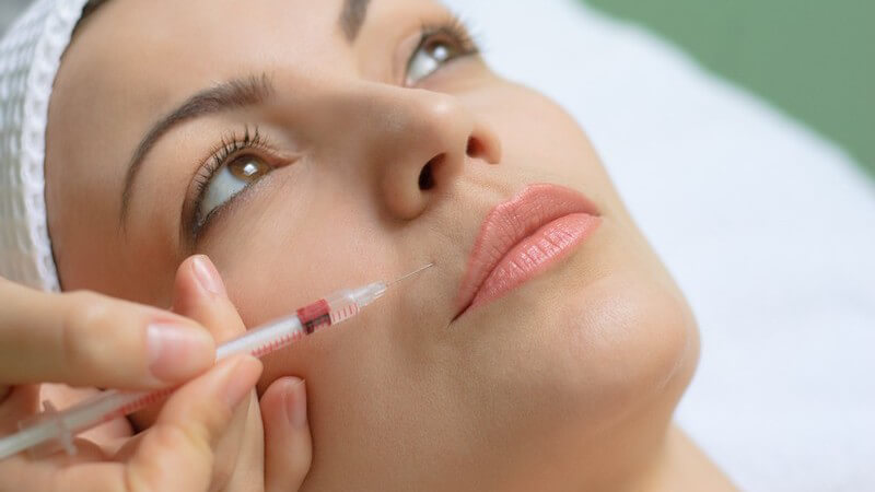 Nahaufnahme Frau bekommt Botox Behandlung an Mund