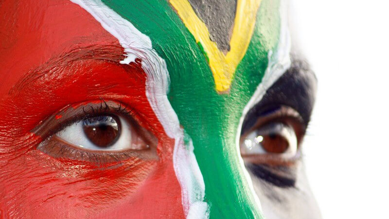Teil eines dunkelhäutigen Gesichts mit Farben der Südafrikaflagge, Fußball WM 2010