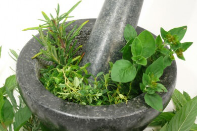 Mit einer Kräutermarinade werden Schadstoffe beim Grillen verhindert