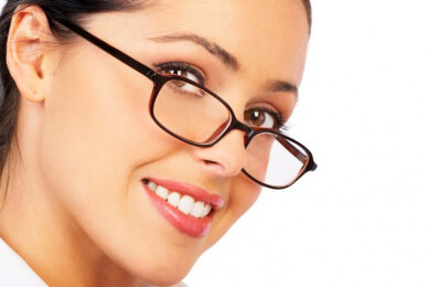 Viele Männer finden Frauen mit Brille attraktiv