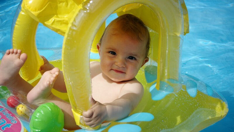 Baby mit Schwimmhilfe im Pool