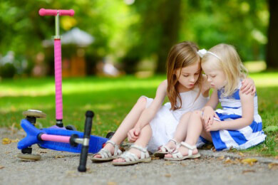 Hinfallen bei Kindern ist normal - Lesen Sie hier, wann Sie trotzdem zum Arzt müssen