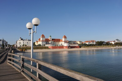 Passanten alarmieren Polizei, weil ein Mann Gesangsübungen auf einer Brücke machte