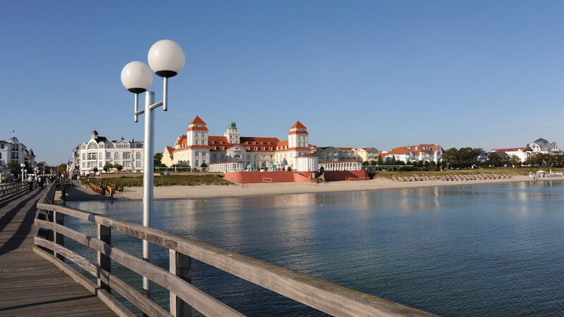 Insel Rügen - Blick auf das Kurhaus Binz von der Seebrücke