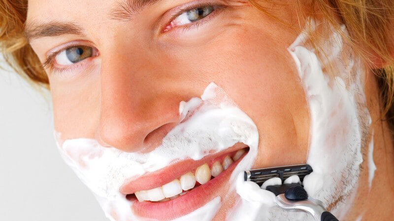 Gesicht eines jungen Mannes, der sich rasiert