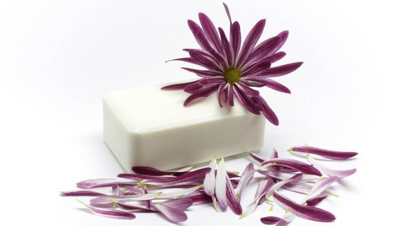 Weiße Seife mit violett farbenden Blüten