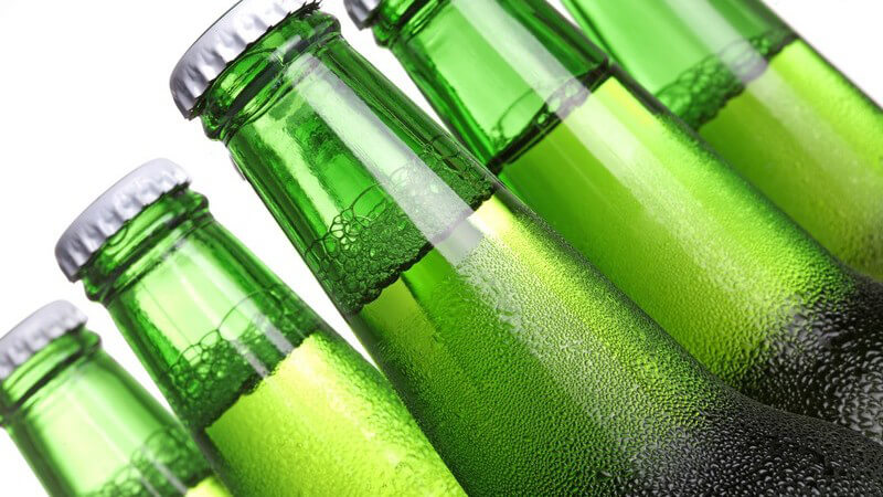 Nahaufnahme Flaschenhälse von kalten Bierflaschen