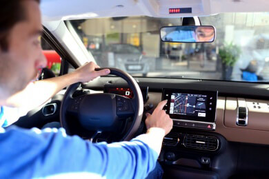 Freisprechanlage lenkt den Fahrer ab