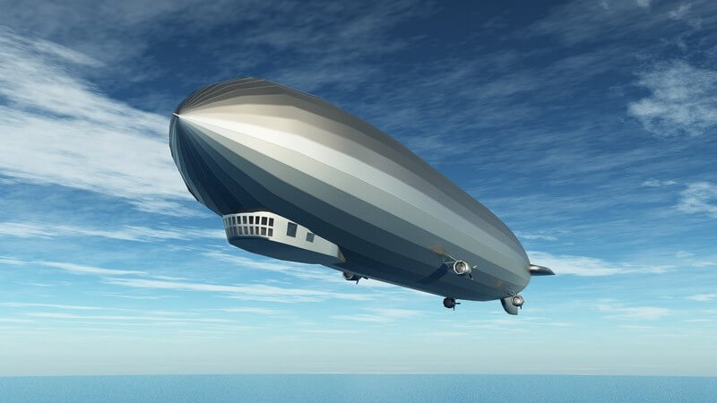 Luftschiff, Zeppelin überm Meer unter bewölktem Himmel