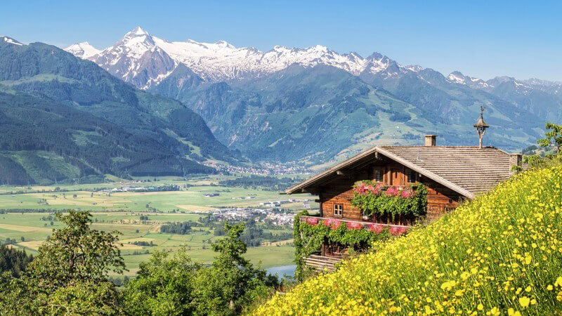 Traditionelle Berghütte oder Almhütte, drumherum Berge, Alpen