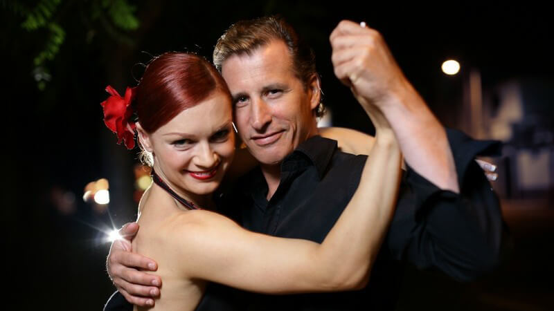 Tango Tanzpaar Arm in Arm