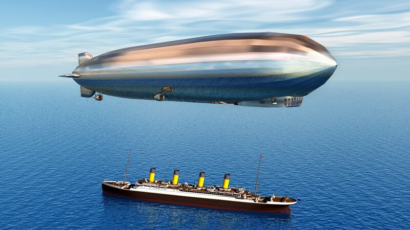 Luftschiff, Zeppelin über dem Meer, darunter Schiff
