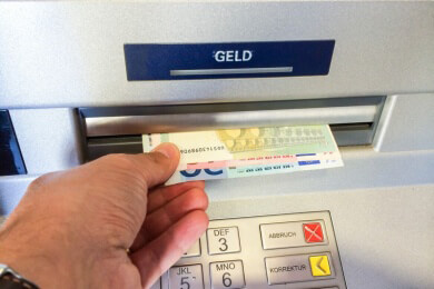 Abhebegebühr für Geldautomaten: Sparkassen und Privatbanken liegen nach wie vor im Streit