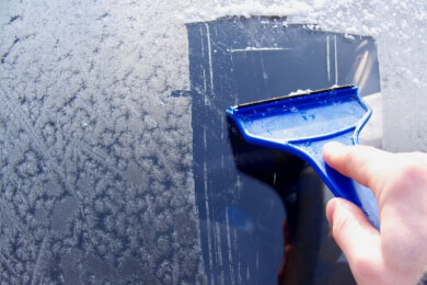 Neue Beschichtung auf Autoscheiben soll Eiskratzer ersetzen