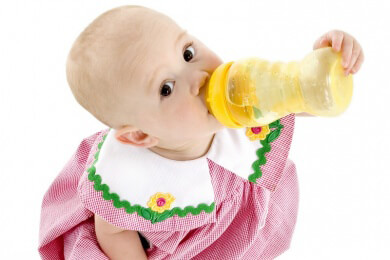 Gabe von Zuckerwasser lindert keine Schmerzen bei Babys